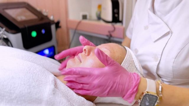 ГИДРОПИЛИНГ НА АППАРАТЕ SKIN смотреть онлайн