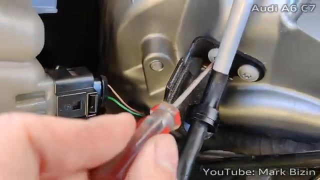 Зачем?? менять расширительный бачок охлаждающей жидкости Audi A6 C7 / Replacing the coolant tank смотреть онлайн