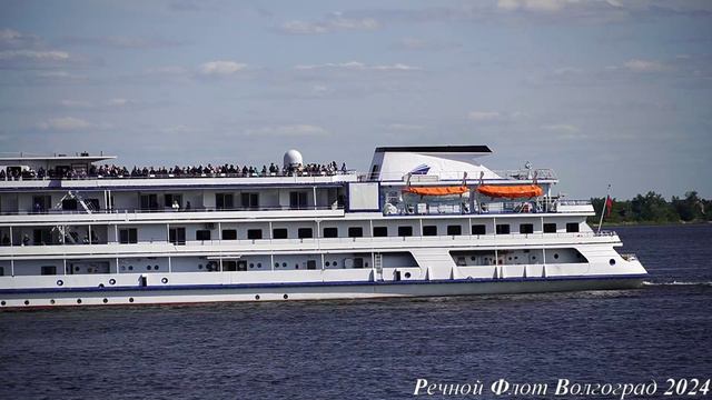 Пассажирский теплоход АЛЕКСАНДРА уходит из Волгограда на вверх. смотреть онлайн