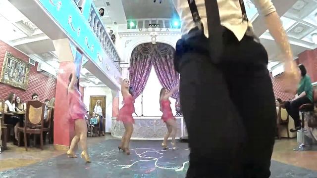 КРАСИВО. ЗДОРОВО ТАНЦУЮТ. под Агилеру. Pole Dance "Поднебесье" смотреть онлайн