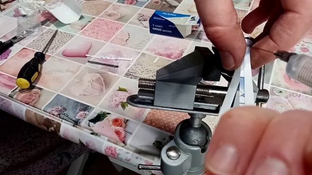 Как вскрыть замок туалетной бумагой. смотреть онлайн