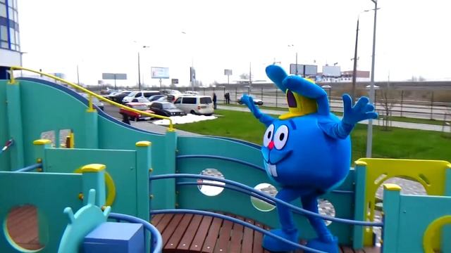 Игры на детской площадке с Гигантским кроликом смешное видео для детей от Полины смотреть онлайн