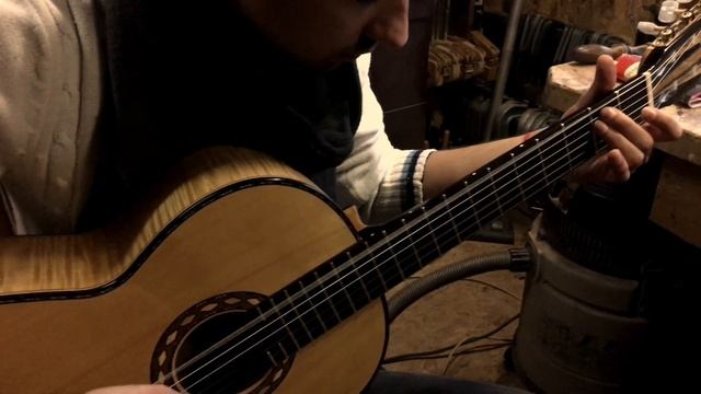 Александр Гекко в мастерской гитарного мастера Александра Козырева.