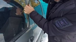 Шевроле Нива Открыть машину с помощью линейки. Как попасть в машину без ключа..mp4