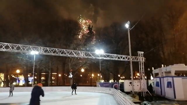 Каток Парка Горького - Новый год салют 2020 (тухло, кризис...) смотреть онлайн