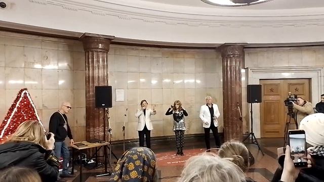 Елена Преснякова и группа Самоцветы. Метро Курская. смотреть онлайн