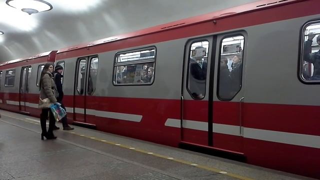 Красный вагон на станции Площадь Восстания смотреть онлайн