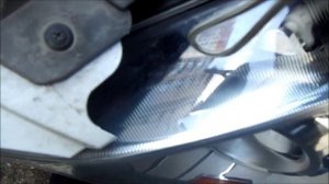 Замена лампочек габаритов в фаре FORD KUGA первого поколения.