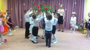 Танец с цветами. Д/с 583. Средняя группа. Москва