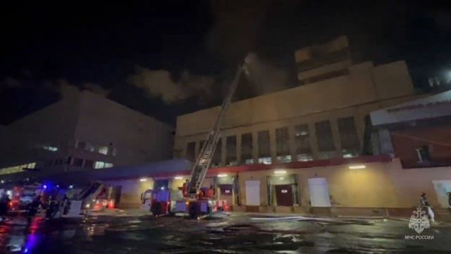 Пожар на Микояновском мясокомбинате в Москве тушат по второму рангу сложности из пяти. смотреть онлайн