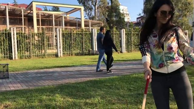 ЖЕНЩИНА КОТОРАЯ ЛЮБИТ. ТАНЦЫ В ПАРКЕ БАТУМИ ГРУЗИЯ смотреть онлайн
