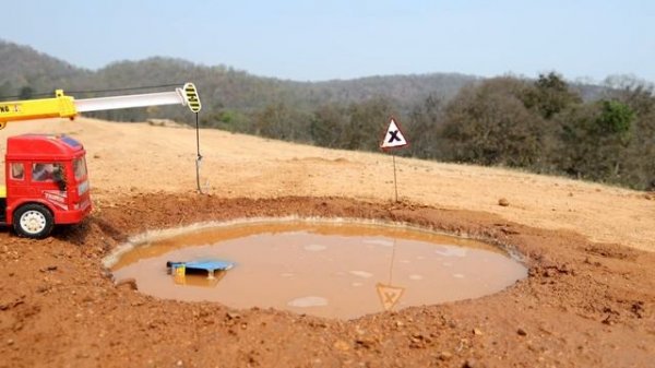 Самосвал столкнул товарища в лужу