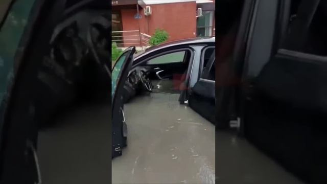 Сильный ливень в Краснодаре утонули автомобили #краснодар #работа #dimtaxi 🆘