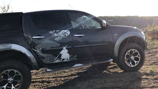 Лёгкий выезд в карьер Mitsubishi L200 off-road смотреть онлайн