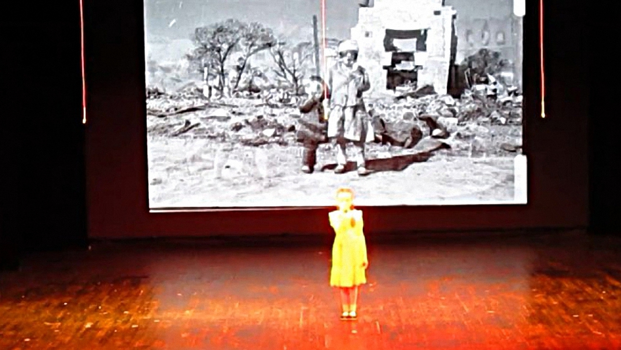 Девочка читает стихотворение, а зрители в зале тайком вытирают слёзы... смотреть онлайн