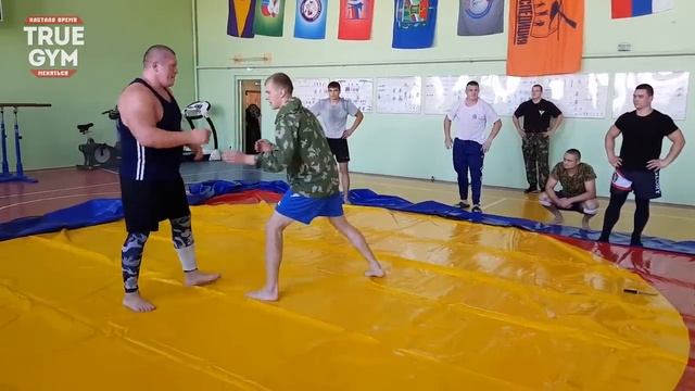 Бой Уличный боец против 8 бойцов ОМОНа / Street fighter VS 8 fighters russian SWAT смотреть онлайн