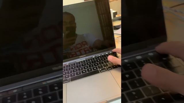 MacBook Pro 2018 - Ghost touches on touch bar and display turning off смотреть онлайн