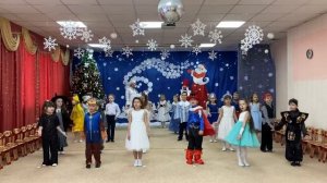 Песня "Белые снежинки кружатся с утра"