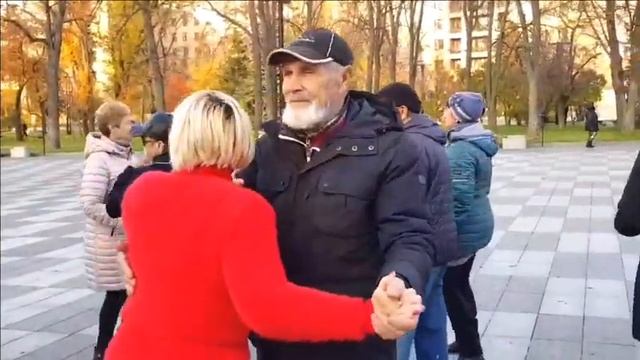 ЛИСТЬЯ ЖЕЛТЫЕ НАД ГОРОДОМ КРУЖАТЬСЯ!!! смотреть онлайн