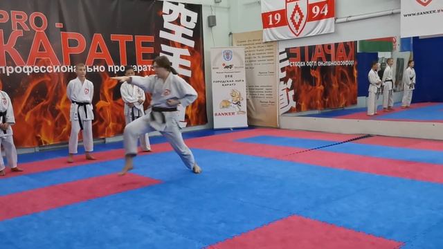 Tekki Shodan, Enpi And Junro Yondan. Тэкки Шодан, Энпи и Джунро Йондан.