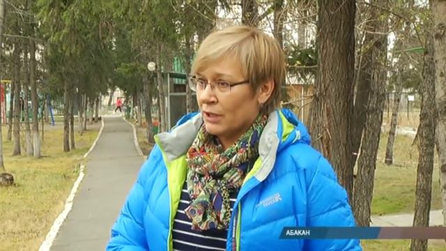 В Абаканском зоопарке енотам подарили квартиру смотреть онлайн