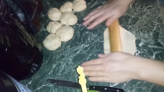 ПЛЮШКИ-БАБОЧКИ ИЗ ДРОЖЖЕВОГО СДОБНОГО ТЕСТА_ФОРМОВКА (720p).mp4