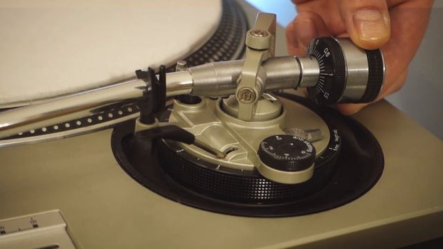 How to Balance a Tonearm, set stylus tracking and adjust anti-skating on a turntable смотреть онлайн