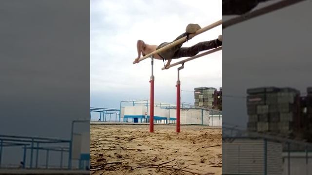 Push-Ups on Parallel Bars смотреть онлайн