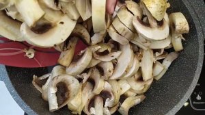 Пицца с грибами и сыром