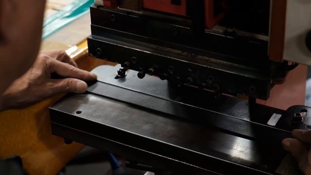 The process of making belt from 100% cowhide. A manufacturing factory specializing in men's wear. смотреть онлайн
