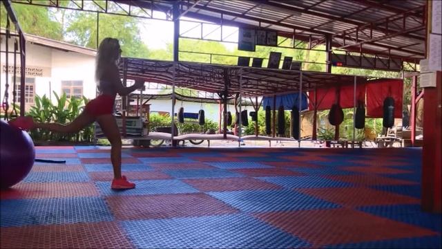 ЯГОДИЧНЫЕ НА ФИТБОЛЕ смотреть онлайн