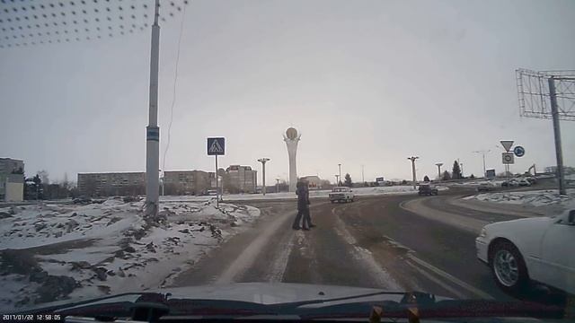 Как в Усть-Каменогорске "пропускают" пешеходов смотреть онлайн