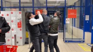 ОХРАНА КИДАЕТСЯ И СКРУЧИВАЕТ ПОКУПАТЕЛЯ / СЪЕЛ ТОВАР И ПОПЫТАЛСЯ УЙТИ / ПРОСРОЧКА АШАН, ЧАСТЬ 1