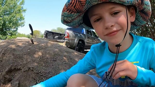 Discovering A Mystery Dirt Pile Full of Minecraft Lost Treasure & Playing Minecraft Bedrock Edition смотреть онлайн