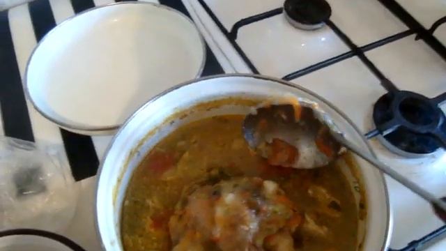 Сварил уху.  Две головы осетра