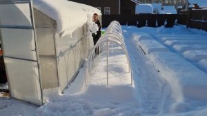 как уберечь теплицу из поликарбоната зимой от снега правильно - предотвратить саму возможность