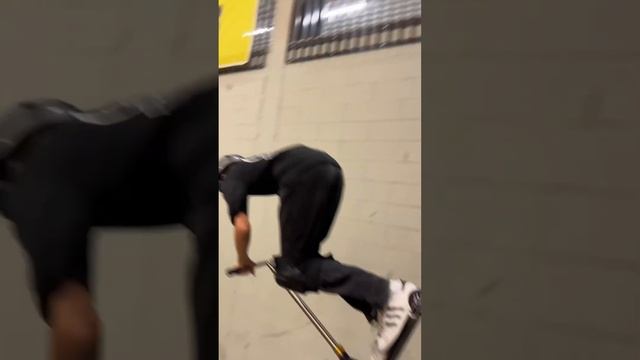 ? САМЫЙ КРАСИВЫЙ ТРЮК НА САМОКАТЕ ОТ МАКСА ТИХОМИРОВА #трюкинасамокате #самокат #scootering смотреть онлайн