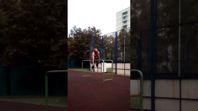 #растяжка для бедер на брусьях / #разминка #зарядка #спортплощадки смотреть онлайн