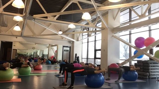 Фитбол. Укрепляет мышцы ягодиц, внешней поверхности бедер, косые мышцы живота смотреть онлайн