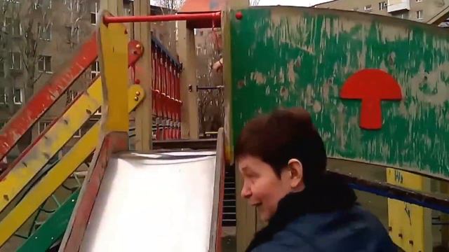 Прогулка с сыном, падает как взрослый мужчина) смотреть онлайн
