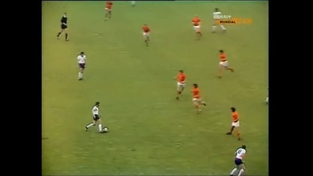 NETHERLANDS OF 1974 HUNTING FOR THE BALL | The Hard Pressing Of Total Football
