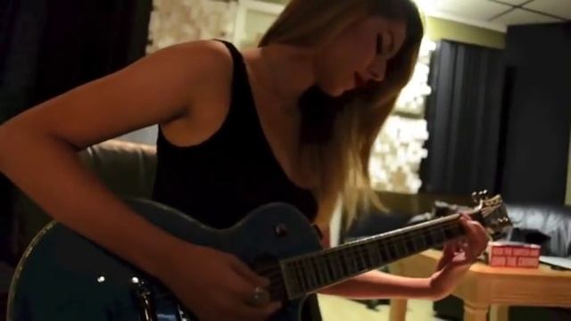 Девушка играет на гитаре Metallica смотреть онлайн