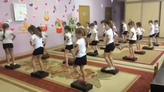 Утренняя зарядка на степ платформах детский сад 9 " Родник" смотреть онлайн