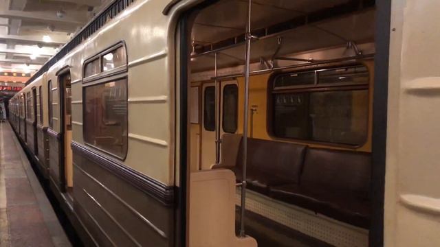 81-717/714.5А Ретропоезд Сокольники На станции Комсомольская смотреть онлайн