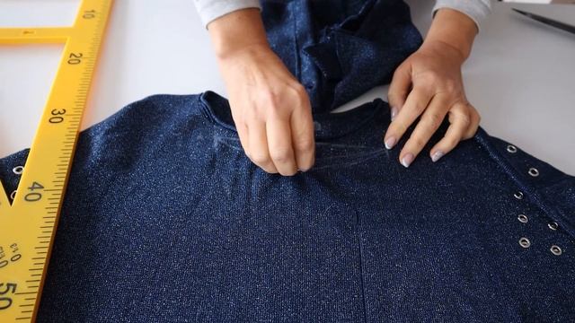 Мне шапки не к лицу. Разрезала старый свитер и сшила новый головной убор смотреть онлайн