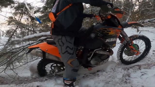 Эндуро  покатушка на Ktm Exc530,Beta300rr.Валим по пруду на шипах!Зимнее эндуро.