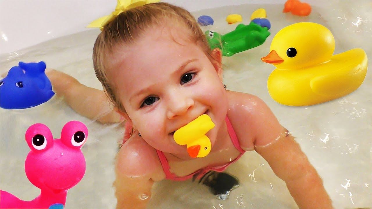 Funny baby learn colors with bath toys & Finger family song nursery rhymes for kids, Baby songs смотреть онлайн