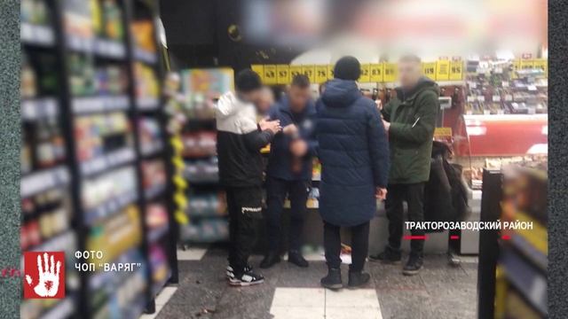 В Челябинске задержали мужчину, который пинал припаркованные машины смотреть онлайн
