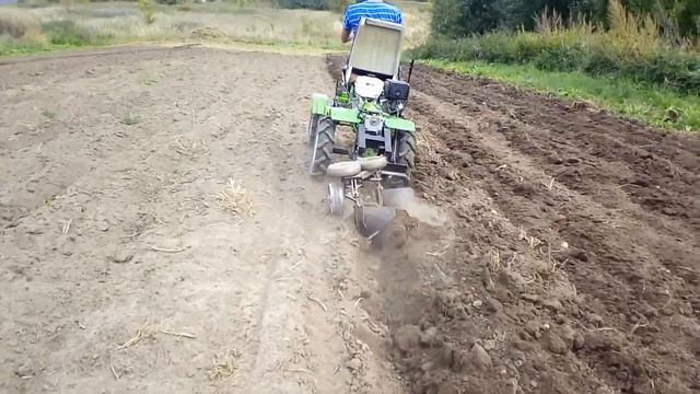 САМОДЕЛЬНЫЙ ДВУХКОРПУСНЫЙ ПЛУГ НА МИНИТРАКТОР. ПАХОТА ДВУХКОРПУСНЫМ ПЛУГОМ смотреть онлайн