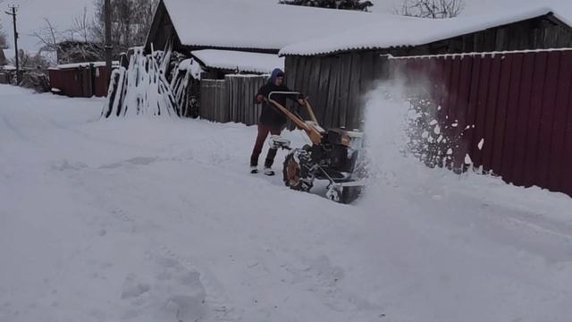 Уборка снега мотоблоком Кентавр 1070Д с самодельным роторным снегоуборщиком. смотреть онлайн